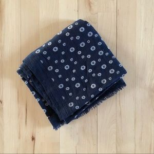 NWOT Navy blue fringe lightweight scarf with white rubber print daisy